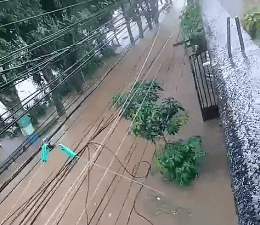 Avenida Juscelino Kubitschek, no bairro Alves Dias, alagada.