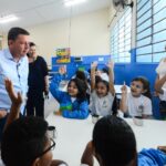 Orlando Morando e alunos