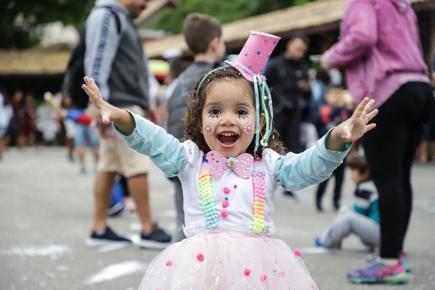 criança em matinê de carnaval