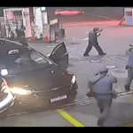 policiais prendem criminosos em posto de gasolina