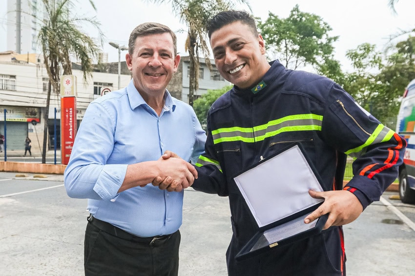 prefeito Orlando Morando e enfermeiro 