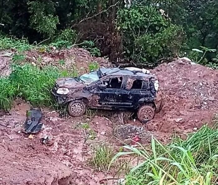 carro levado pelo deslizamento de terra