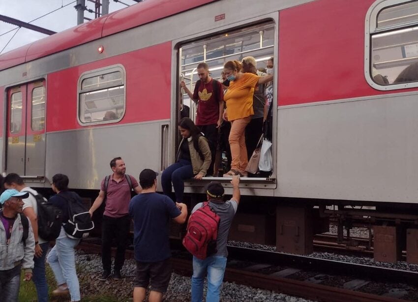 trem parado em Mauá