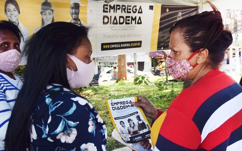 mulheres a busca de empregos