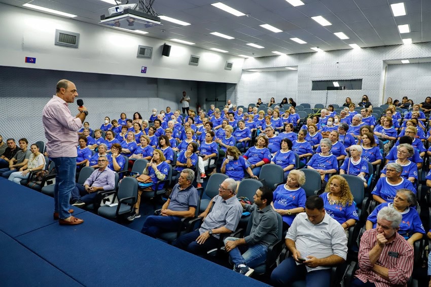 Auricchio com alunos da terceira idade