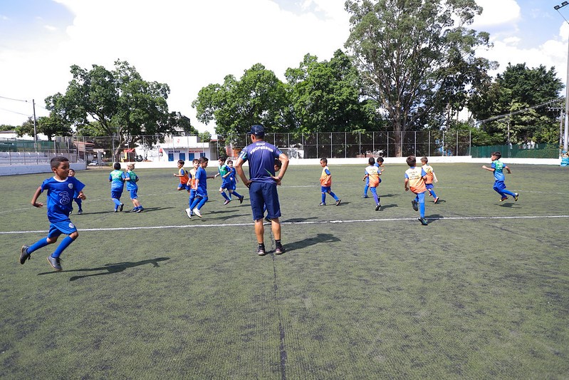 crianças jogando bola em Diadema