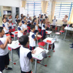 alunos em sala de aula de diadema