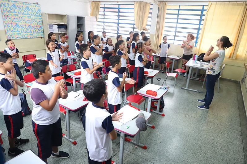 alunos em sala de aula de diadema
