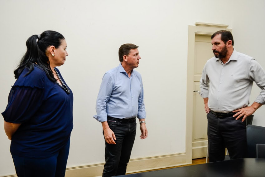 Orlando Morando, e os secretários de Educação e Segurança Urbana, Silvia Donnini e Coronel Carlos Alberto dos Santos.