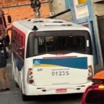 ônibus colide com poste