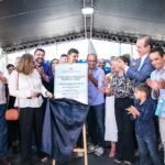 inauguração Atende Fácil Saúde - políticos no palco
