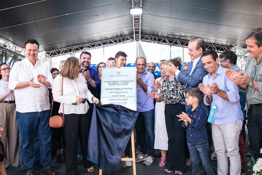 inauguração Atende Fácil Saúde - políticos no palco