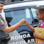 policial e aluna