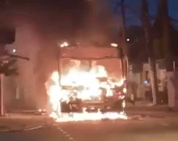 Ônibus pegando fogo