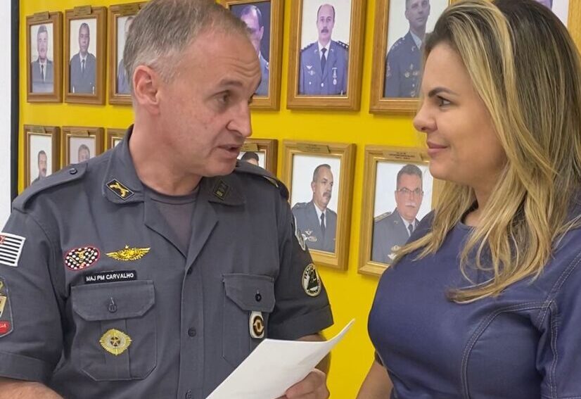 Carla Morando e comandante da PM