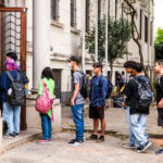 alunos na entrada de escola