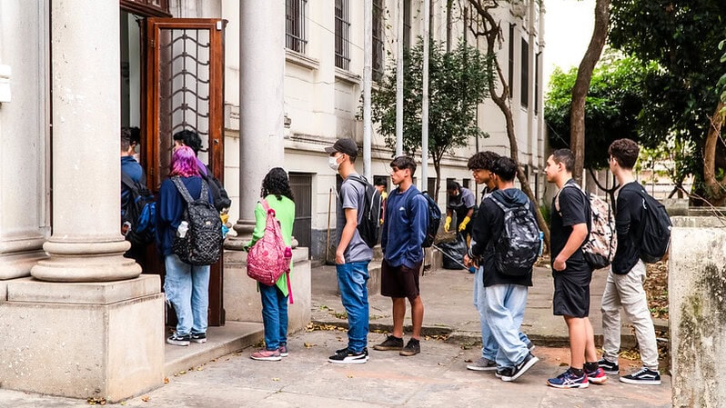 alunos na entrada de escola