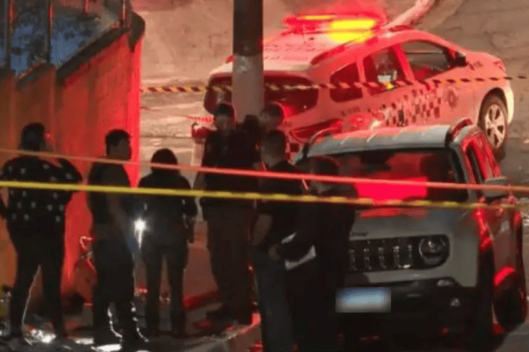 viaturas da PM em ocorrência na Zona Leste