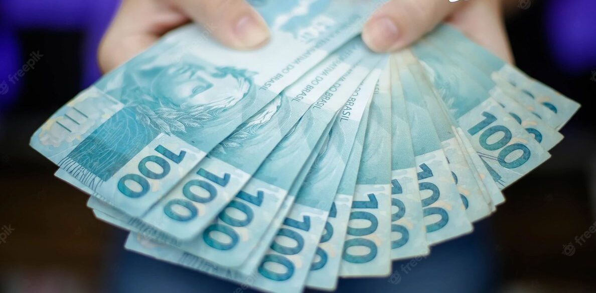 Dinheiro - notas de 100 reais