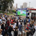 torcedores na praça da moça