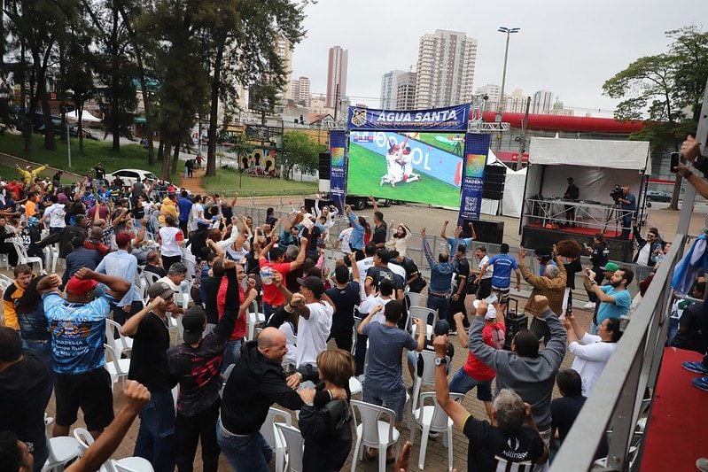torcedores na praça da moça