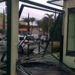 portão caiu após colisão