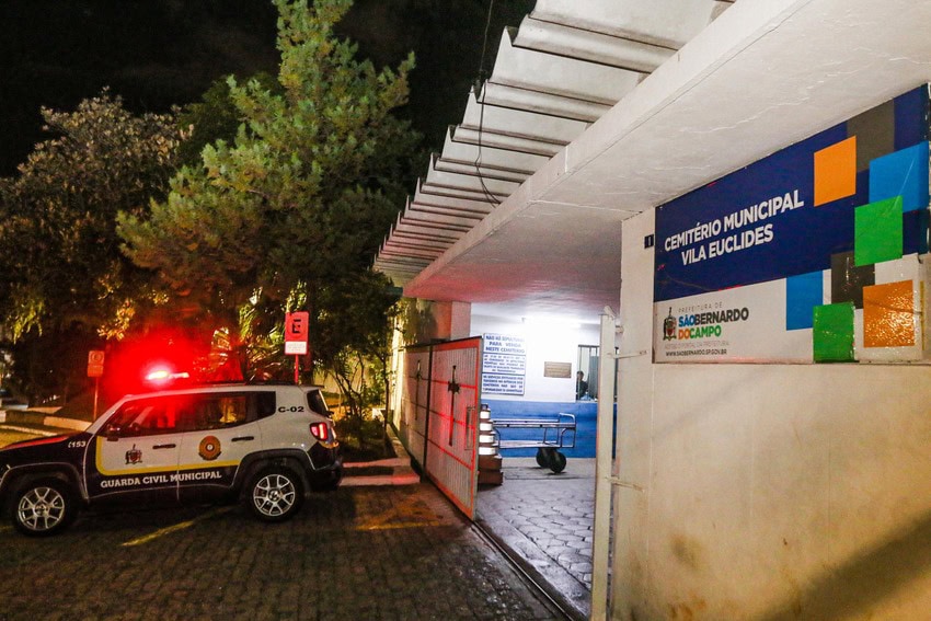 viatura da GCM no cemitério