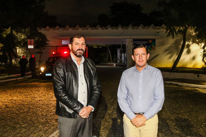 prefeito e secretário de segurança no cemitério