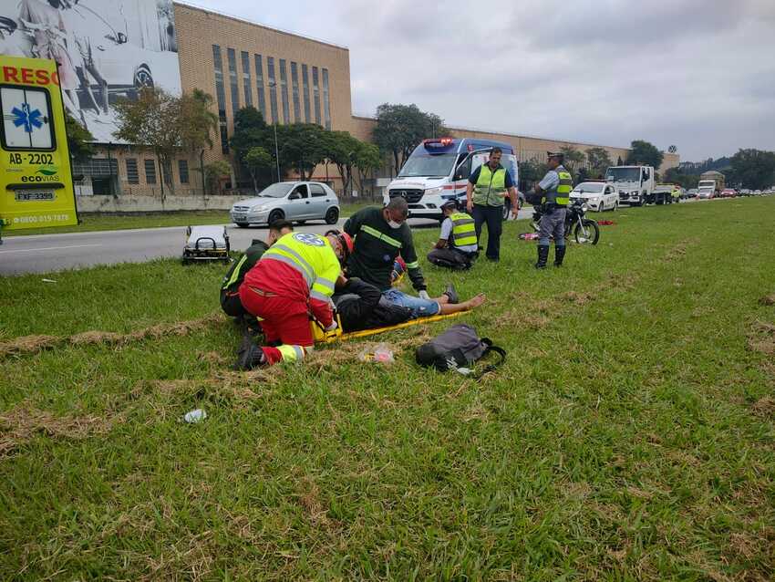 Motociclista sofre queda na Anchieta e é socorrido.