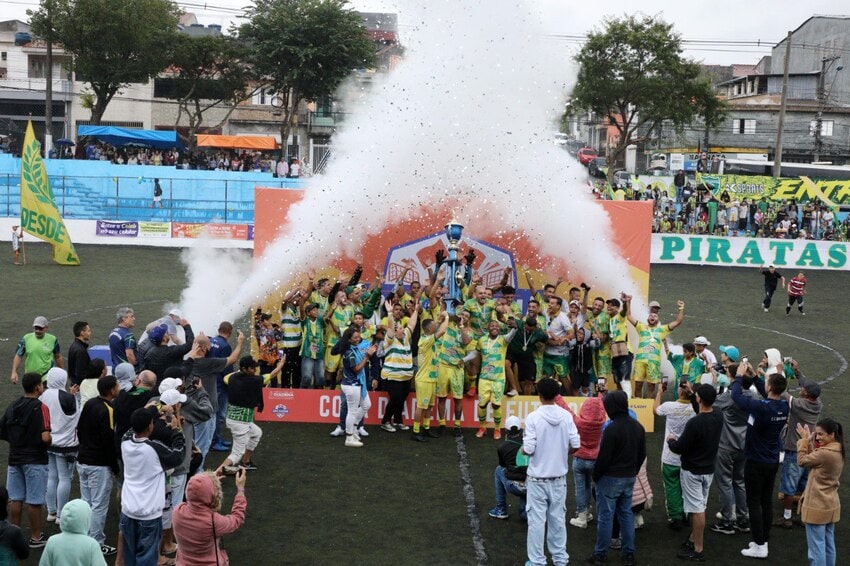 entrega de troféu ao time Casa Grande