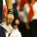 Apostador com bilhete da Mega- Sena na mão