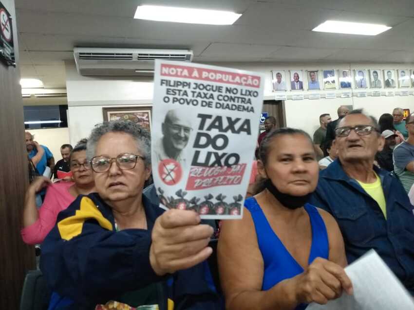 manifestação contra a taxa do lixo