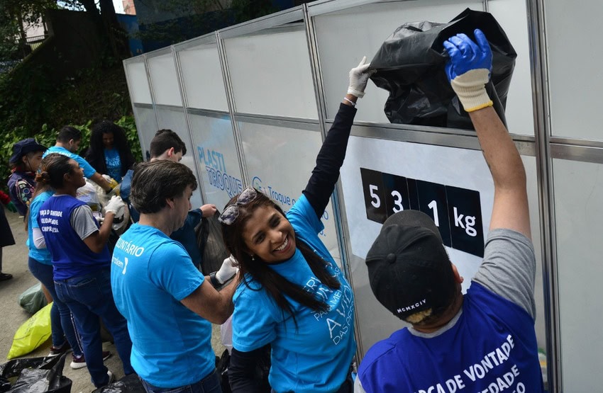 Jovens fazendo reciclagem de plástico