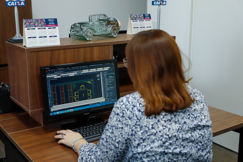 mulher no computador