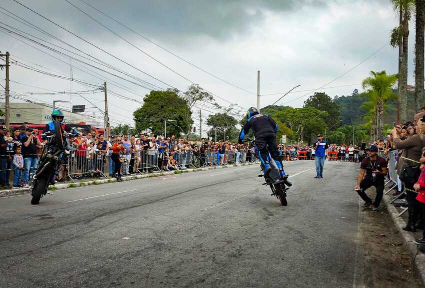 manobras radicais de motociclistas