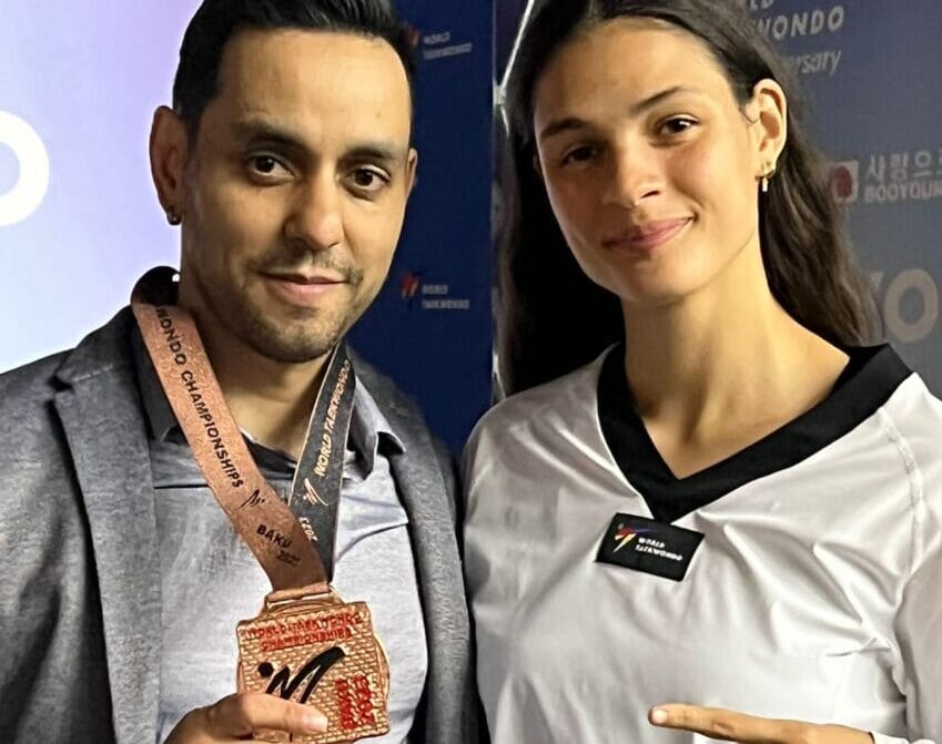 Atleta tira foto com medalha de bronze
