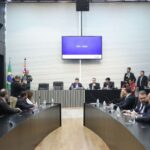 Parlamentares reunidos em sessão na Alesp