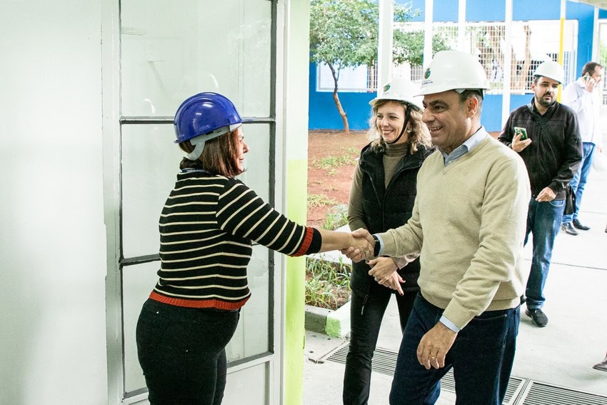 Prefeito de São Caetano faz vista a obra de revitalização em escola