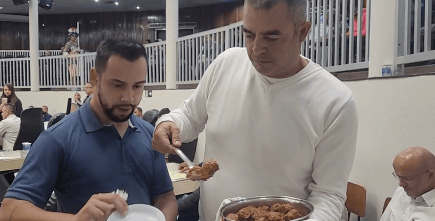 vereador Sargento Simões distribuindo almôndegas
