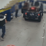 criminoso dentro de oficina