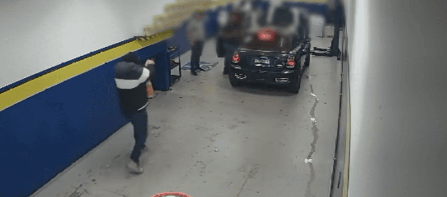 criminoso dentro de oficina