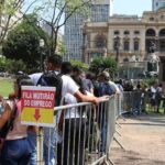 fila de multirão de emprego