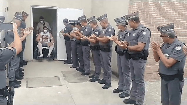 policiais recepcionam tenente ferido