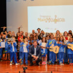 alunos com instrumentos musicais