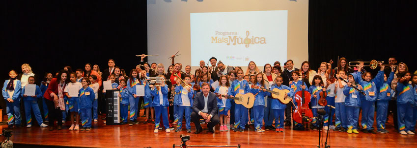 alunos com instrumentos musicais