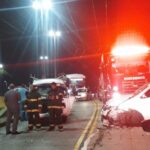 acidente de Kombi e carro