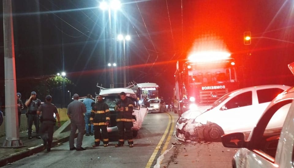 acidente de Kombi e carro