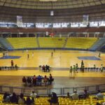 crinças jogando futsal em quadra