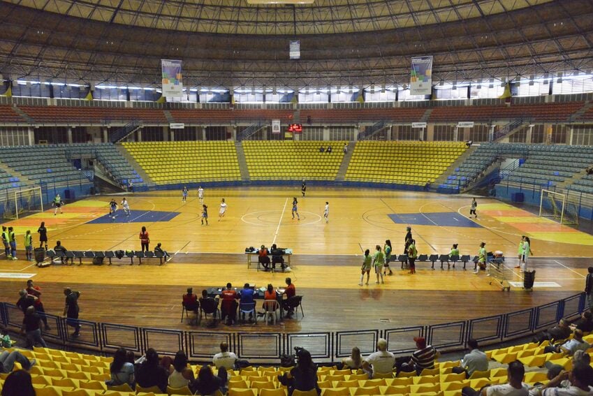 crinças jogando futsal em quadra