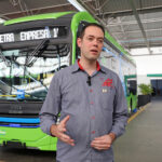 Wellington Messias Damasceno na frente de ônibus